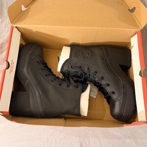 Converse women’s size 8 high top platform boots